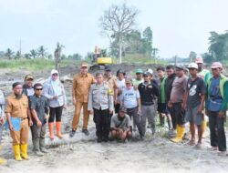 Bupati Luwu Utara Tinjau Pembuatan Tanggul Darurat di Desa Mario untuk Atasi Banjir