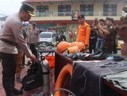 Kapolres Luwu Utara,Serahkan Bantuan Perahu Rakitan dan Cek Kesiapan Personil Polri dan Bazarnas