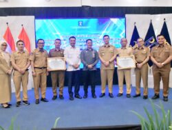 Bupati Lutra Terima Penghargaan dari Kemenkum