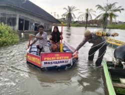 Bhabinkamtibmas Sambangi Warga Terdampak Banjir, Ajak Tetap Waspada dan Bersinergi