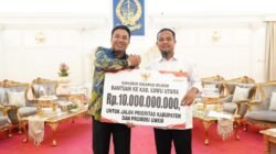 Gubernur Sulsel Serahkan Bantuan Keuangan Senilai Rp10 Miliar kepada Luwu Utara