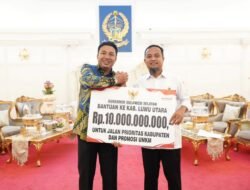 Gubernur Sulsel Serahkan Bantuan Keuangan Senilai Rp10 Miliar kepada Luwu Utara