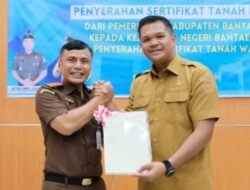 Bupati Bantaeng Serahkan Sertifikat Tanah Hibah ke Kajari Bantaeng