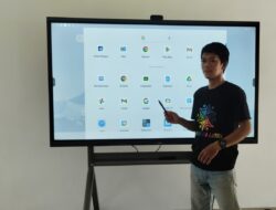Dukung Program Digitalisasi Pendidikan, Duta Digital Luwu Utara Latih Guru Gunakan Smartboard
