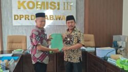 DPRD Serahkan Ranperda Keterbukaan Informasi Publik Daerah ke Pemda Wajo