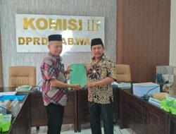 DPRD Serahkan Ranperda Keterbukaan Informasi Publik Daerah ke Pemda Wajo