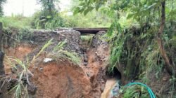 Jalan Penghubung Dusun Ambruk, Warga Tarabbi Terisolasi, Pemerintah Desa Kemana?