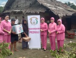 Peduli, Kapolres Luwu Utara Bersama Ketua Bhayangkari Bantu Warga Terdampak Angin Kencang di Kapidi