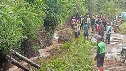 Wujud Kepedulian, Warga Dandawasu Gotong Royong Bersihkan Lingkungan
