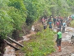 Wujud Kepedulian, Warga Dandawasu Gotong Royong Bersihkan Lingkungan