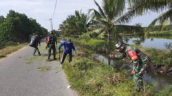 Koramil 1403-15/Malili bersama Masyarakat Desa Tampina  laksanakan Karya Bhakti