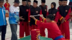 Dukung Eksistensi Olahraga Bela Diri, Kadisporapar Lutra Sematkan Tanda Peserta UKT Tapak Suci