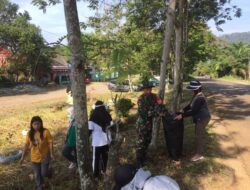 Babinsa Malili Gerakkan Warga Bersih-Bersih. Gotong Royong Kunci Cegah Penyakit