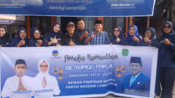 Tebar Kebaikan di Bulan Ramadan, DPD NasDem Luwu Utara Bagikan 200 Paket Takjil untuk Pengendara di Masamba