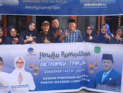 Tebar Kebaikan di Bulan Ramadan, DPD NasDem Luwu Utara Bagikan 200 Paket Takjil untuk Pengendara di Masamba