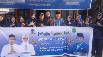 Tebar Kebaikan di Bulan Ramadan, DPD NasDem Luwu Utara Bagikan 200 Paket Takjil untuk Pengendara di Masamba