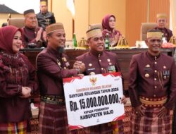 Momen HJW, Gubernur Sulsel Serahkan Bantuan Keuangan Provinsi Rp.15 M Ke Pemda Wajo