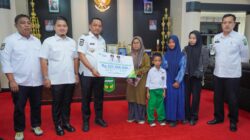 Bupati Luwu Serahkan Santunan Rp223,5 Juta kepada Keluarga Nelayan Bone Pute