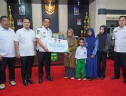 Bupati Luwu Serahkan Santunan Rp223,5 Juta kepada Keluarga Nelayan Bone Pute