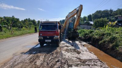 PT PUL dan B2PJN Perbaiki Drainase Jalan Poros Salociu