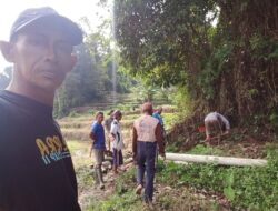 Jumat Berkah, Kades Pararra Pimpin Gotong Royong Perbaikan Saluran Air Demi Selamatkan Sawah Warga