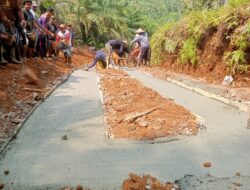 Swadaya Masyarakat Bangun Rabat Beton 70 Meter