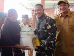 Bersama Dandim 1410, Bupati Bantaeng Salurkan Bantuan Beras Minyak dan Tinjau Progres Pembangunan Jembatan Garuda