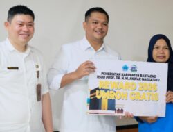 Bupati Bantaeng Serahkan Dua Paket Umroh Gratis ke Pegawai RSUD Anwar Makkatutu 