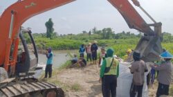 Camat dan Kapolsek Malangke Dibantu Warga, Gotong Royong Lakukan Penanganan Tanggul Jebol