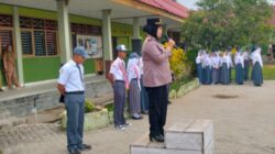 Jadi Pembina Upacara di SMAN 11 Luwu Utara, Kapolsek Malangke Tekankan Disiplin dan Bahaya Narkoba