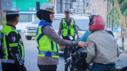 Jumat Berkah, Satlantas Polres Luwu Hadir di Jalan: Berbagi Rezeki, Mengingatkan Keselamatan
