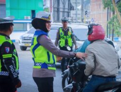 Jumat Berkah, Satlantas Polres Luwu Hadir di Jalan: Berbagi Rezeki, Mengingatkan Keselamatan