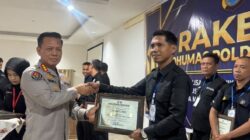 Kabid Humas Polda Sulsel Beri Penghargaan Polres Luwu Sebagai Mitra Kerja Terbaik