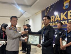 Kabid Humas Polda Sulsel Beri Penghargaan Polres Luwu Sebagai Mitra Kerja Terbaik