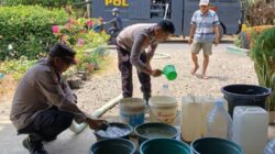 Hadir di Tengah Kekeringan, Polres Luwu Distribusi Air Bersih untuk Warga Desa Malela