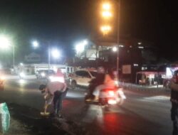 Cegah Bahaya, Personel Polres Luwu Utara dan Warga Bersihkan Tumpahan Kernel Sawit