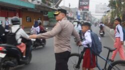 ‎Pastikan Kelancaran Arus Lalu Lintas Pagi Hari, Kapolres Toraja Utara Turun Langsung Lakukan Pengaturan