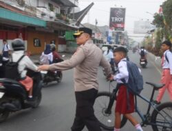 ‎Pastikan Kelancaran Arus Lalu Lintas Pagi Hari, Kapolres Toraja Utara Turun Langsung Lakukan Pengaturan