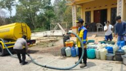 Bhabinkamtibmas Polsek Sopai Bantu Distribusikan Air Bersih untuk Warga Lembang Langda