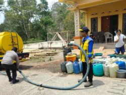 Bhabinkamtibmas Polsek Sopai Bantu Distribusikan Air Bersih untuk Warga Lembang Langda