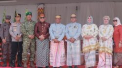 Peringati HSP, Bupati dan Wabup Wajo Gunakan Pakaian Adat